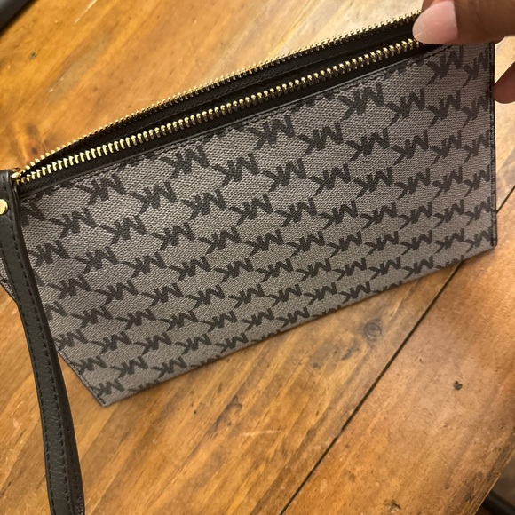 Michael Kors wristlet - Picture 2 of 3